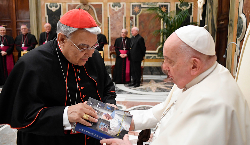 El cardenal Marcello Semeraro, prefecto del Dicasterio para las Causas de los Santos, presenta al Papa Francisco la obra, 'Gaudete et Exsultate', en noviembre de 2023