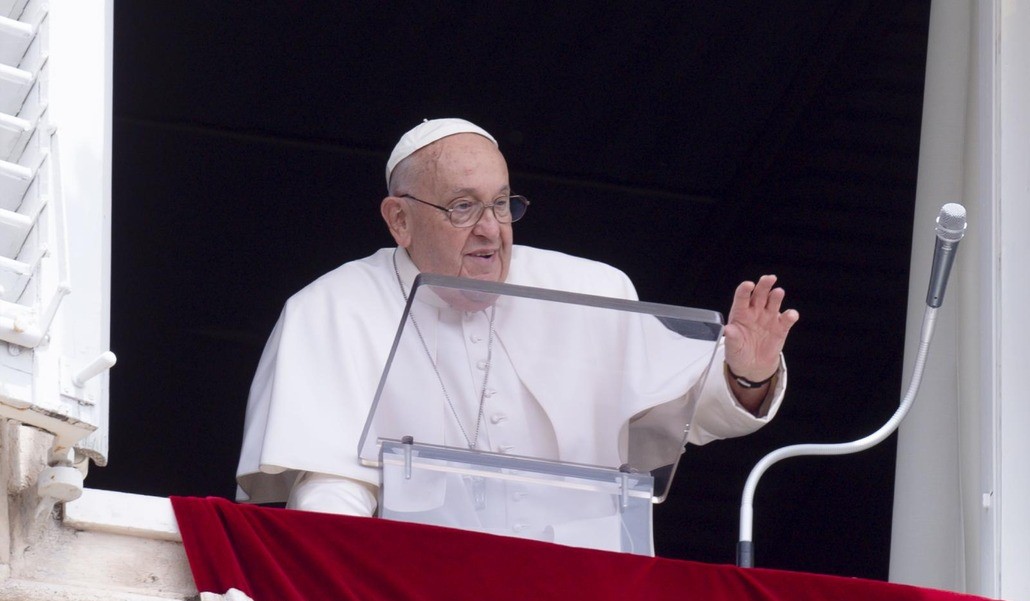 El Papa saluda a los fieles en la plaza de San Pedro