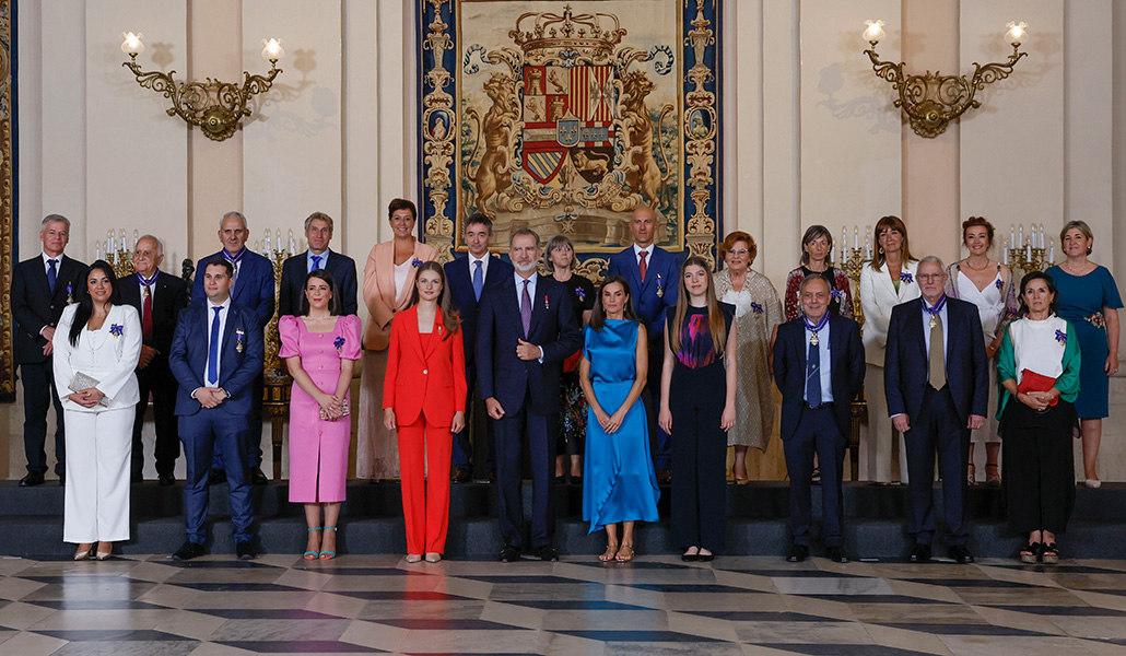 La familia real con los galardonados para la foto de familia de la imposición de condecoraciones al mérito civil en el Palacio Real en Madrid donde se conmemora el décimo aniversario del reinado de Felipe VI