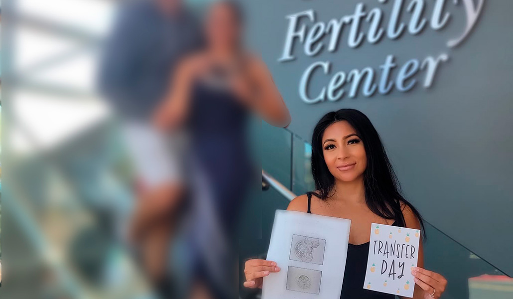 Ruiz y los padres comitentes el día de la transferencia embrionaria