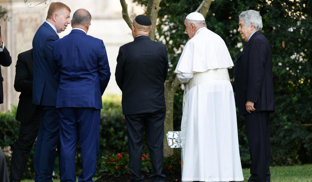 Los embajadores de Israel y Palestina con el Papa en los Jardines Vaticanos
