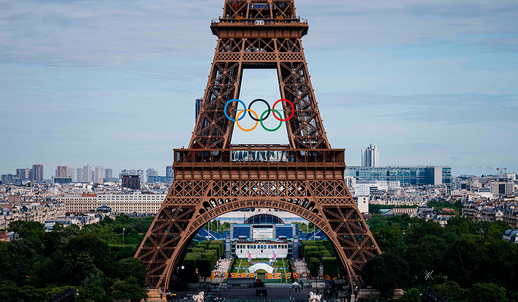 Anillos olímpicos en la Torre Eiffel