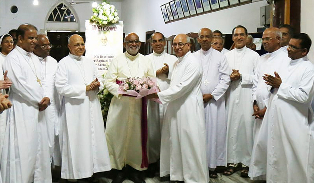 El arzobispo mayor siro-malabar Raphael Thattil (centro) con sacerdotes de la archidiócesis de Ernakulam-Angamaly