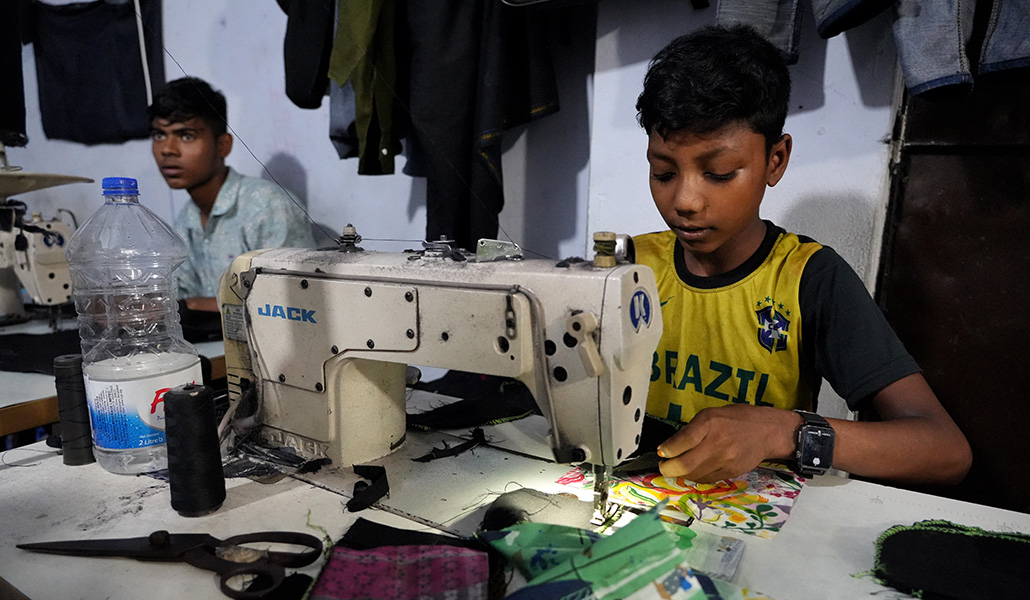 Dos menores en una fábrica en el distrito textil de Keraniganj, en Daca