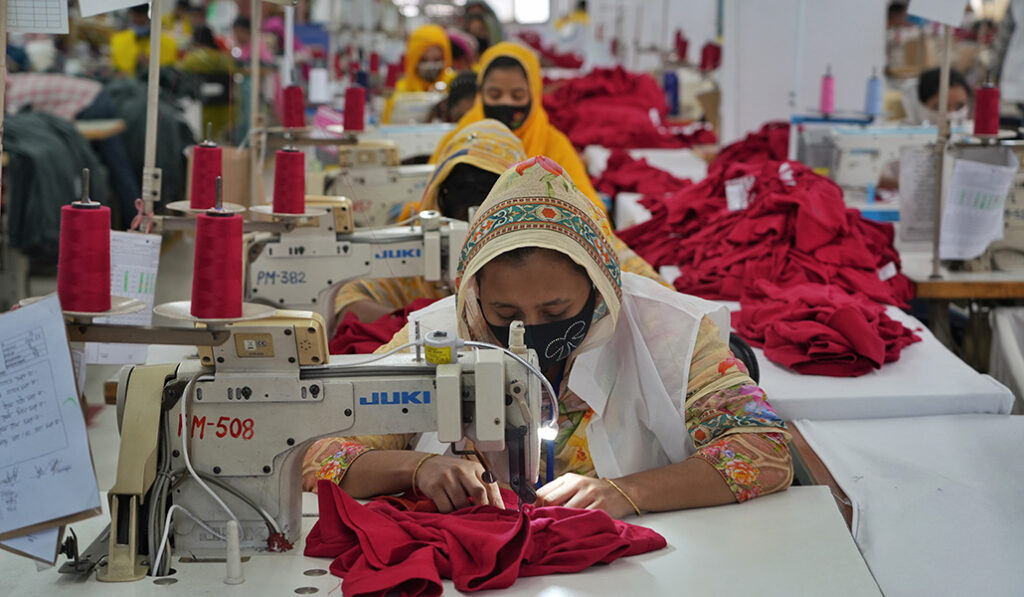 Unas mujeres en la empresa textil asistida por la ONG Terre des Hommes