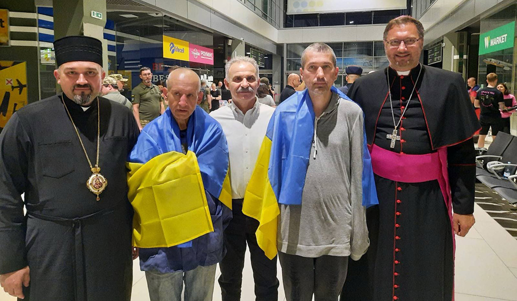 Los sacerdotes a su llegada al aeropuerto de Kiev. A su derecha, el nuncio Kulbokas.