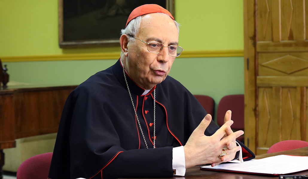 El cardenal Mamberti en una visita a Madrid