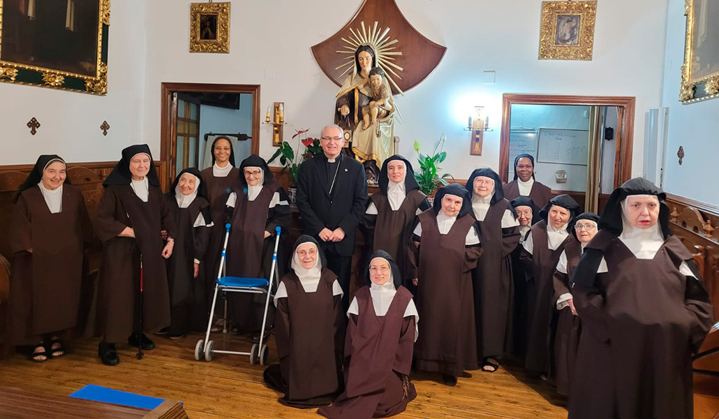 El obispo de Jaén con la comunidad de Carmelitas Descalzas de Jaén