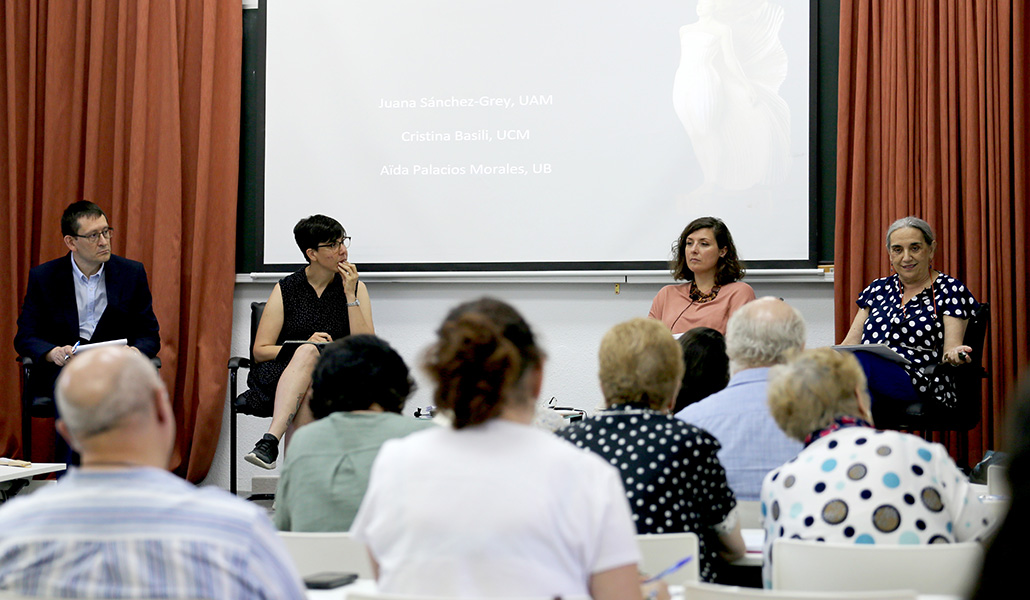 Tres de las ponentes del curso, en el primero de los conversatorios sobre Hannah Arendt, Simone Weil y María Zambrano
