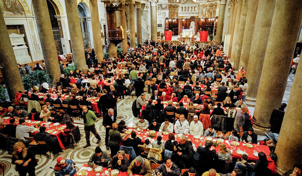 Comida de Navidad en la iglesia de Santa María en Trastévere, en Roma