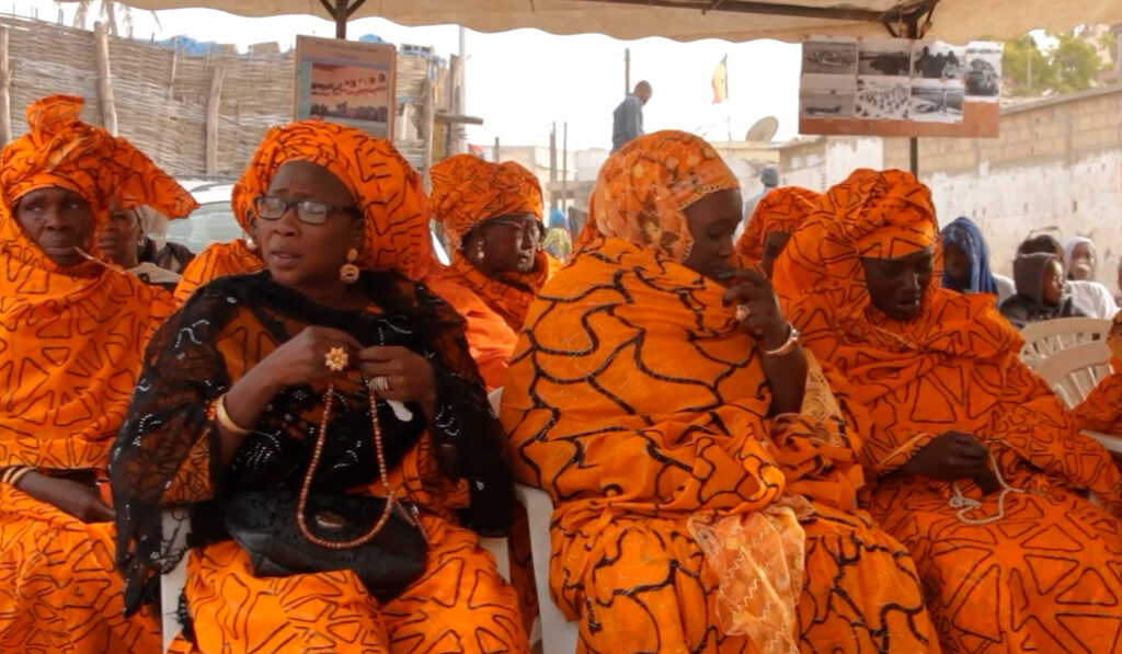 Madres en una ceremonia de homenaje a los migrantes desaparecidos en Thiaroye sur Mer (Senegal)