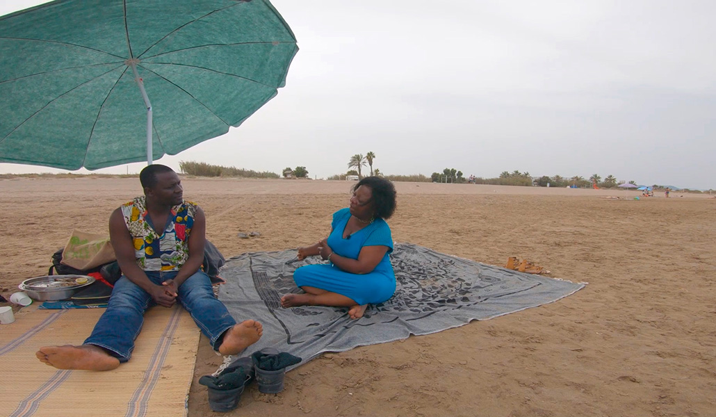 Ellette Djomatou junto a otro de los protagonistas del documental en una playa de Valencia