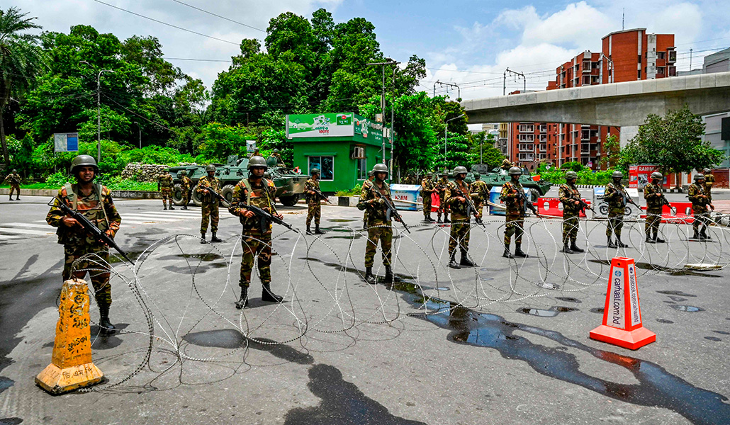 Personal del ejército de Bangladés cerca del Parlamento en medio de un toque de queda tras los enfrentamientos entre la policía y los manifestantes, en Daca
