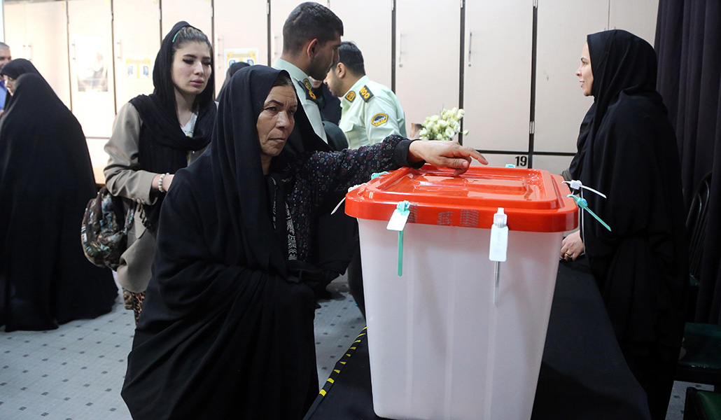 Una mujer iraní emite su voto en un colegio electoral durante las elecciones presidenciales en Varamin