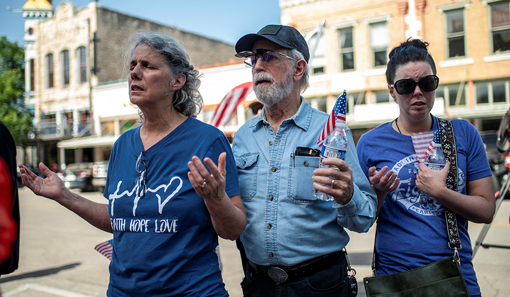 Unas personas rezan en Georgetown, Texas en apoyo al expresidente de Estados Unidos Donald Trump tras el intento de asesinato