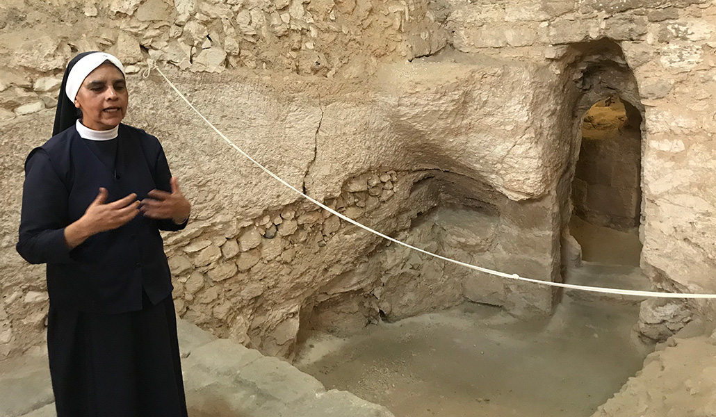 Sister Gina enseña a los periodistas las excavaciones en las que está la tumba del justo