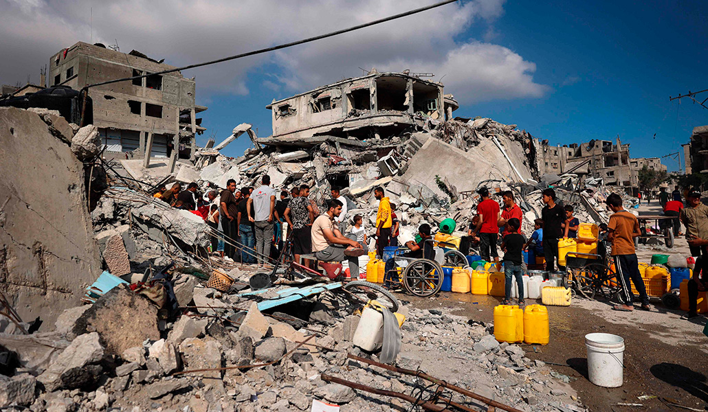 Palestinos desplazados llenan sus bidones de agua en Khan Yunis, en el sur de la Franja de Gaza