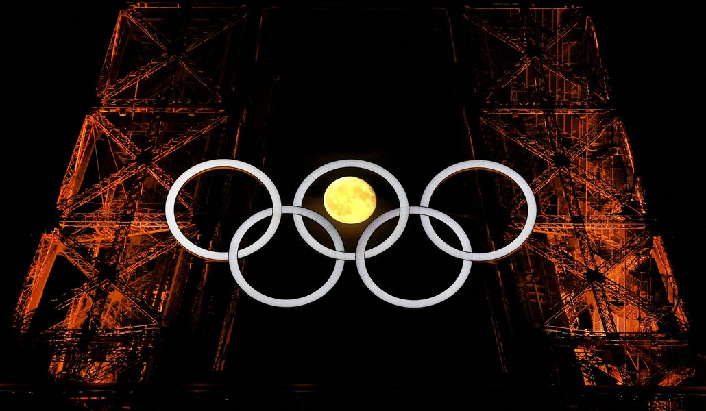 La luna aparece con los anillos olímpicos en la Torre Eiffel antes de los Juegos Olímpicos y Paralímpicos de París 2024, el 23 de julio de 2024. OSV News / Kai Pfaffenbach, Reuters.