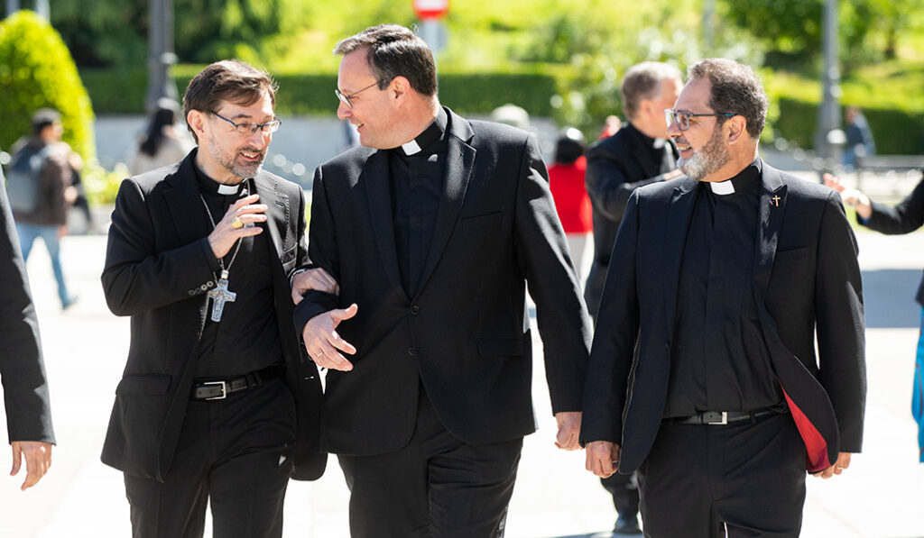 El cardenal con los dos nuevos obispos auxiliares electos el 23 de abril