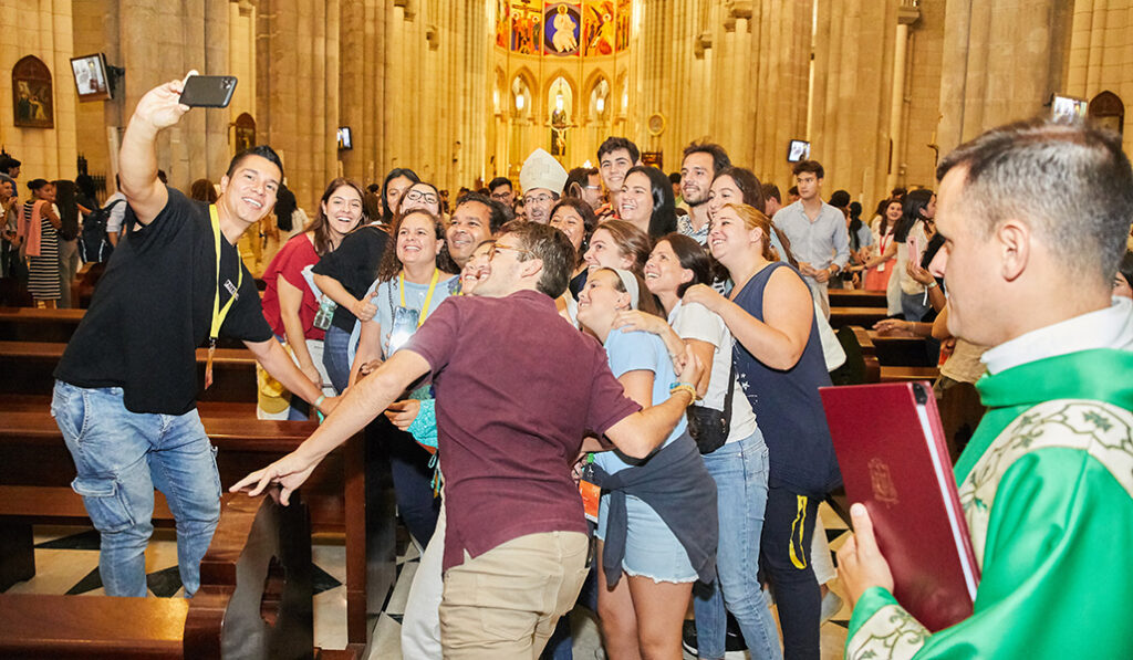Selfi con los jóvenes al finalizar el 'MadridLiveMeeting' el 7 de octubre