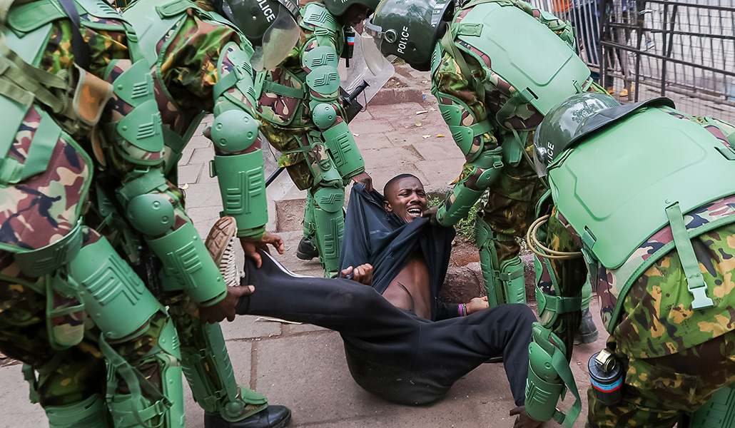 La Policía antidisturbios arresta a un manifestante durante una protesta contra los altos impuestos en Nairobi