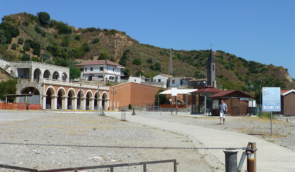 El santuario a la Madonna dello Scoglio se encuentra en la localidad costera de Santa Domenica di Placanica, en Calabria