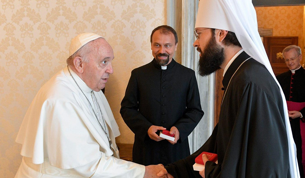 El Papa con el metropolita de Volokolamsk