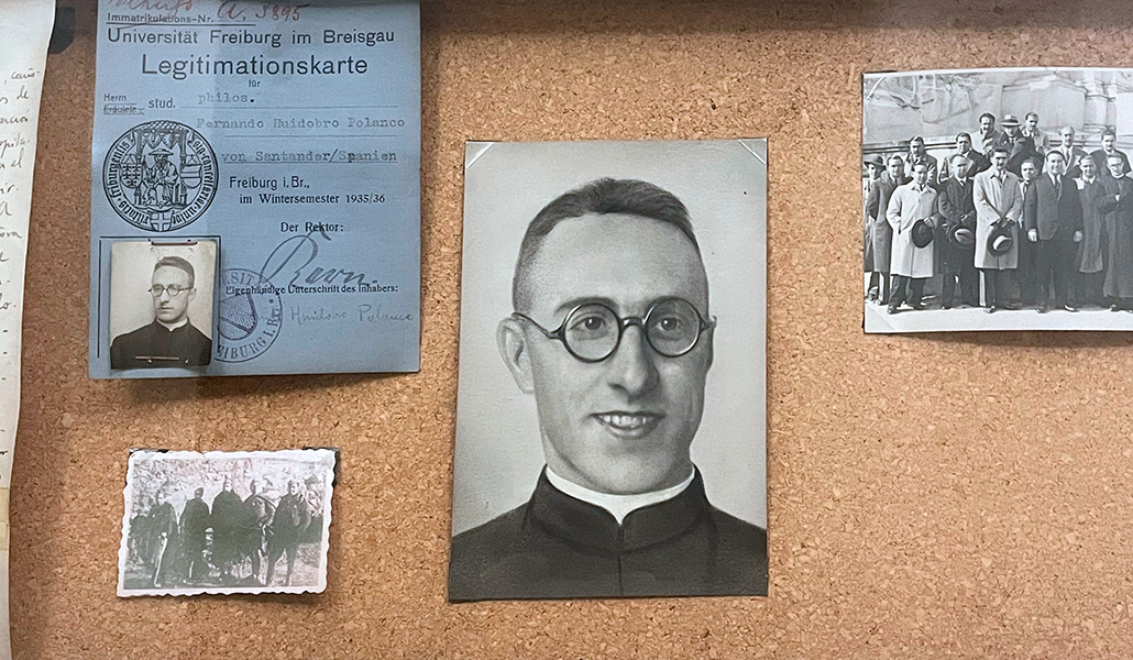 Imagen del padre Huidobro junto a su carné de la Universidad de Friburgo