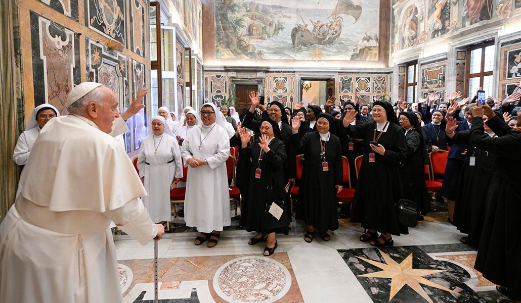 El Papa Francisco en la Sala Clementina con seis congregaciones religiosa