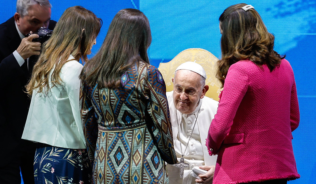 El papa Francisco bendice a tres mujeres en Roma el pasado mes de mayo