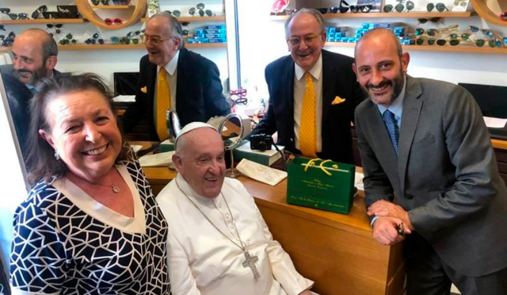 El Papa Francisco durante su visita a la óptica de la familia Spiezia