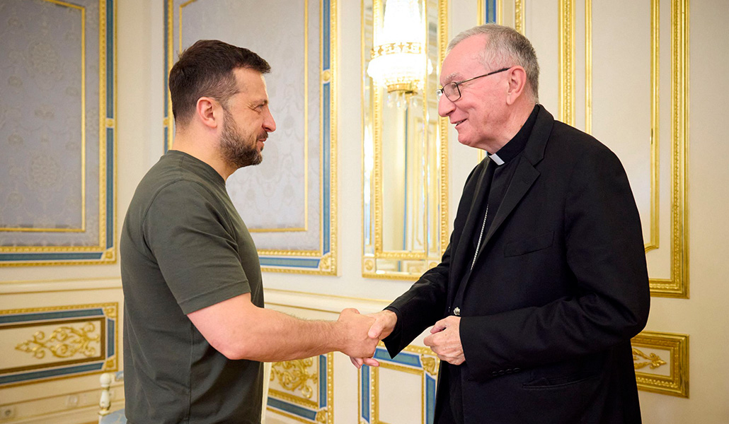 El secretario de Estado del Vaticano durante su encuentro con el presidente de Ucrania