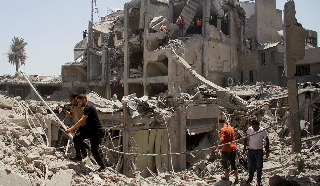 Palestinos en un edificio residencial destruido en la Ciudad Vieja de Gaza