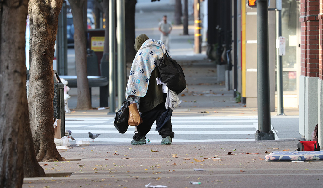 Una persona sin hogar en una calle de San Francisco