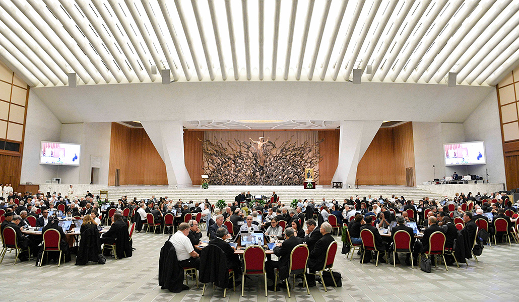 Los miembros de la asamblea del Sínodo de los Obispos en el aula Pablo VI en octubre de 2023