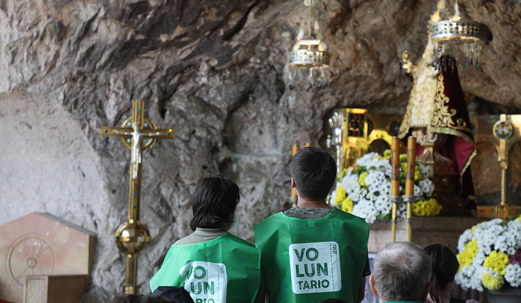 Voluntarios de la JEMJ en oración ante la Santina
