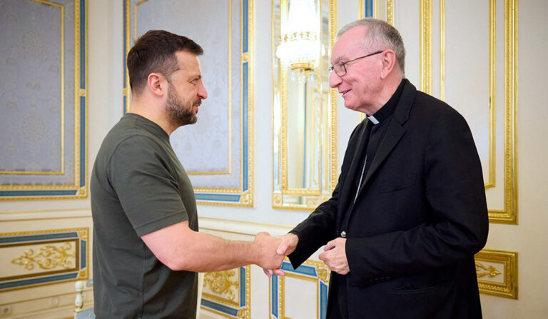 El secretario de Estado vaticano con Zelenski