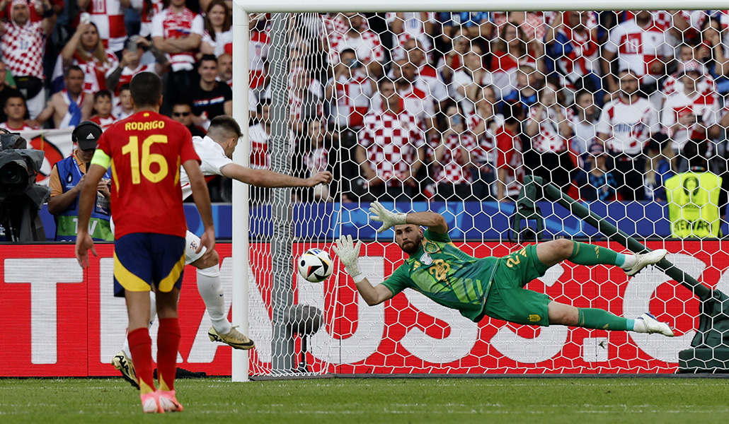 El portero español Unai Simón ataja un penalti durante el partido con Croacia el 15 de junio