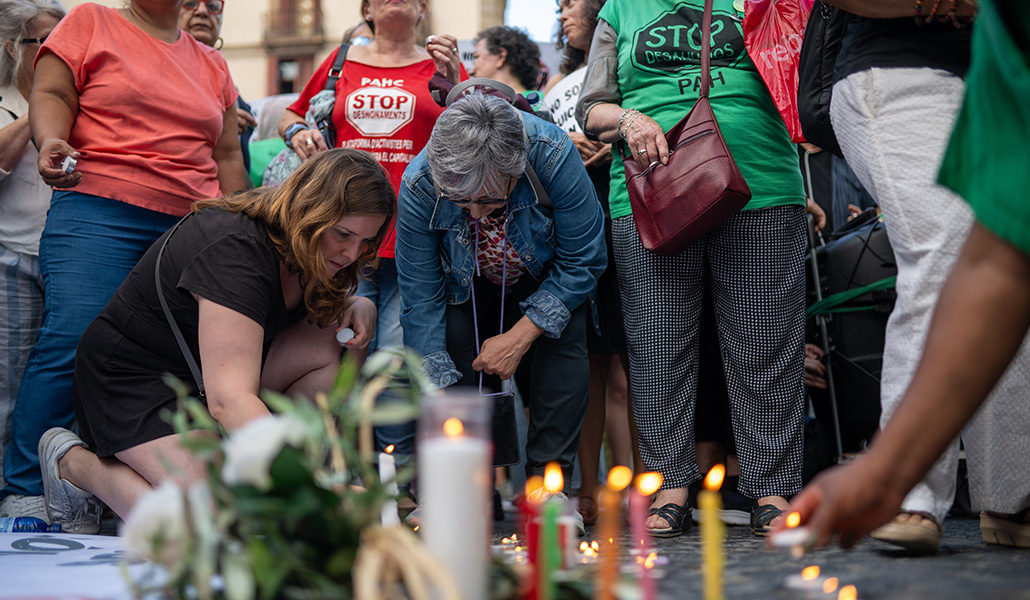 Movilización por el suicidio de dos hermanas horas antes de ser desahuciadas, en la plaza de Sant Jaume en Barcelona