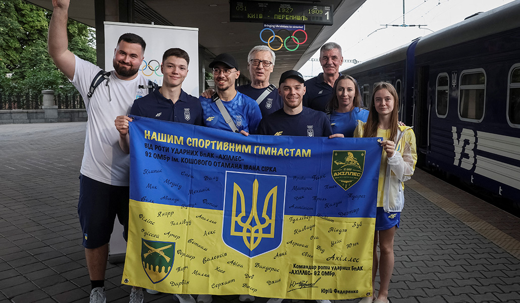 Miembros del equipo olímpico ucraniano de gimnasia artística antes de emprender su viaje a París, en Kiev