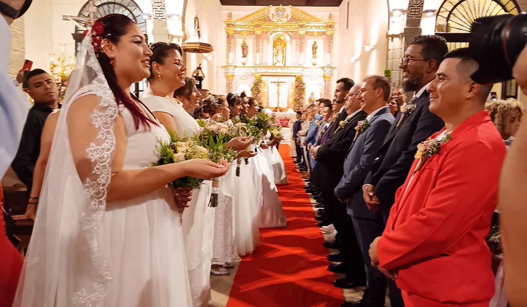 Fila de parejas que se han casado