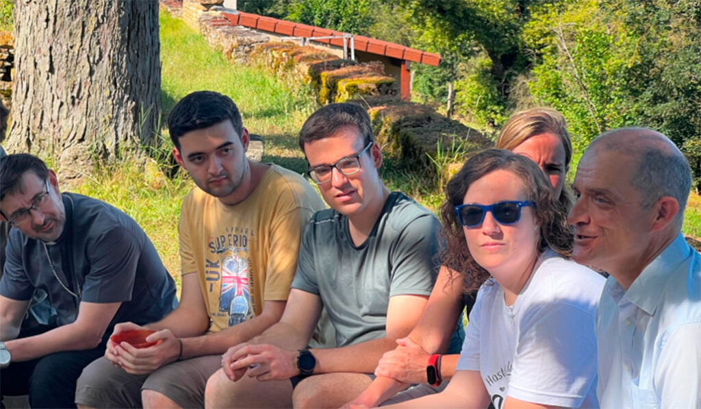 Jóvenes de Madrid con el cardenal Cobo que ha participado en el encuentro