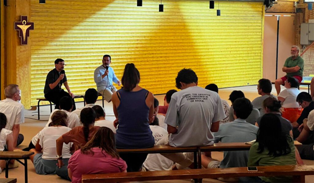 Jóvenes de Madrid con el cardenal Cobo en el encuentro