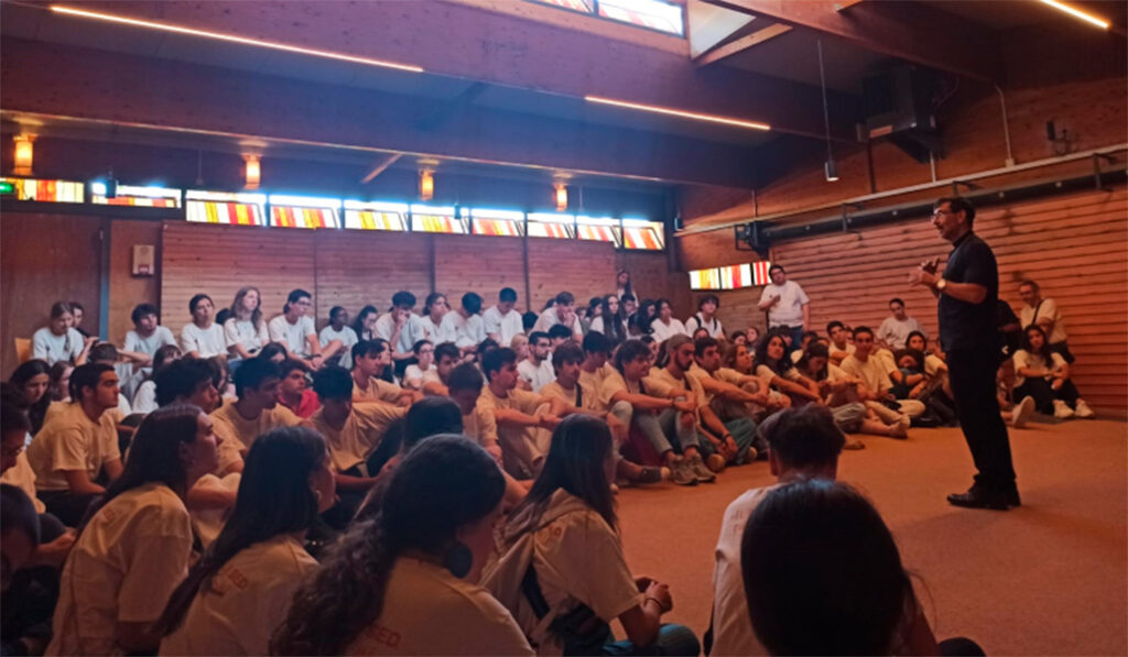 Jóvenes de Madrid con el cardenal Cobo en el encuentro