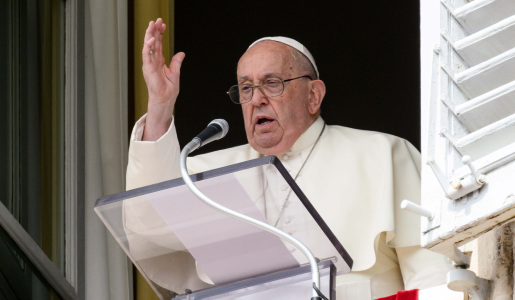 Francisco durante la bendición tras el rezo del ángelus este domingo en la plaza de San Pedro