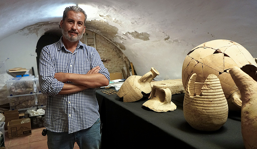 Juan de Dios Ramírez con algunos de los restos encontrados en la catedral