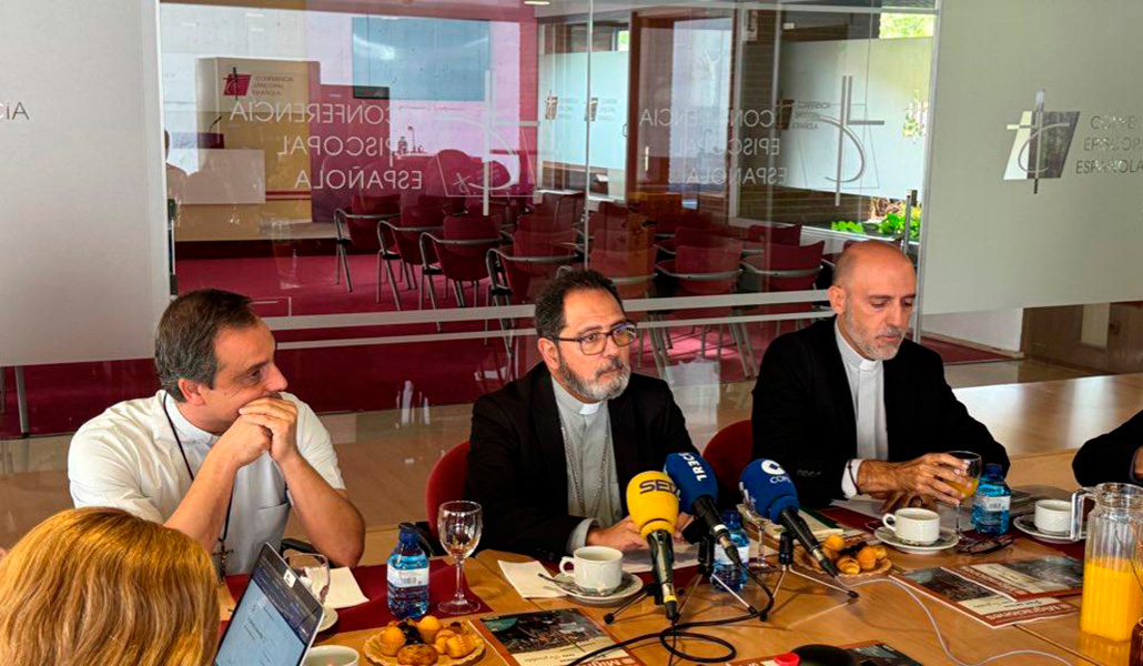 De izq. a dcha.: Mario León, prefecto del Sáhara Occidental, Vicente Martín, obispo auxiliar de Madrid y Xavier Gómez, director del Departamento de Migraciones de la CEE