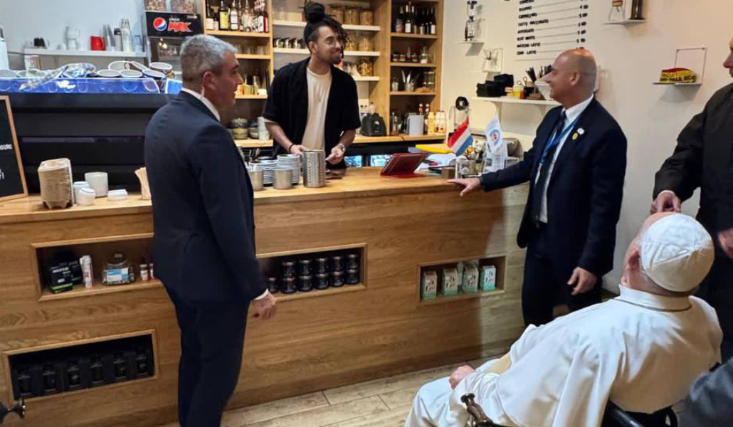 El Papa en una cafetería.