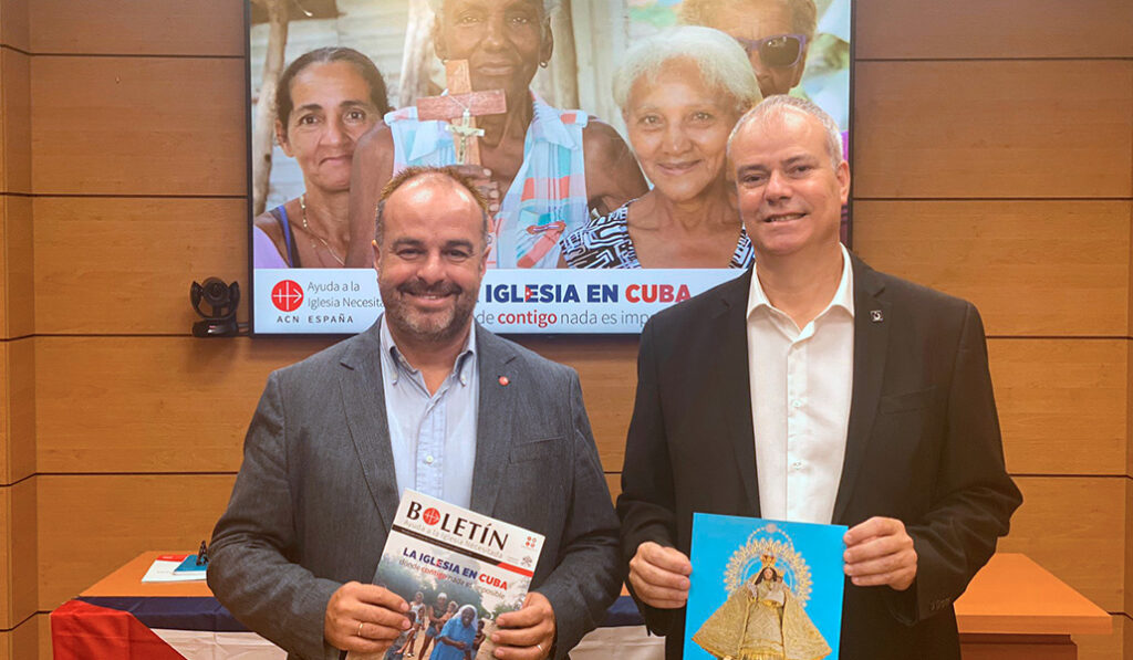 El director de ACN España (izquierda) y un diácono permanente cubano durante la presentación de la campaña de ACN