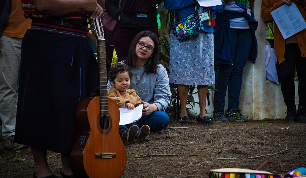 Joan Jara protesta con su hijo. Es su «mayor inspiración para seguir defendiendo la vida y el territorio»